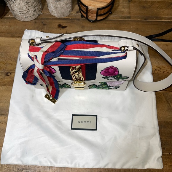 Gucci Sylvie Embroidered Bag - Picture 14 of 15